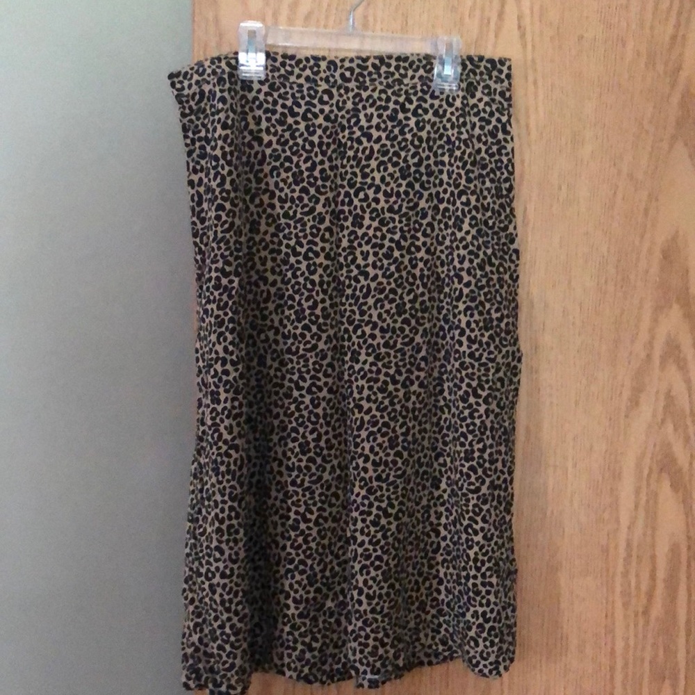 Women’s Old Navy Leopard print midi skirt size Large